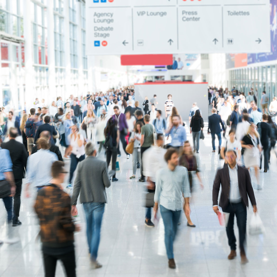 Messe und Ausstellungen bietet besondere Chance, sich erfolgreich seiner Zielgruppe zu präsentieren. Wir zeigen einen Blick in die Messehalle