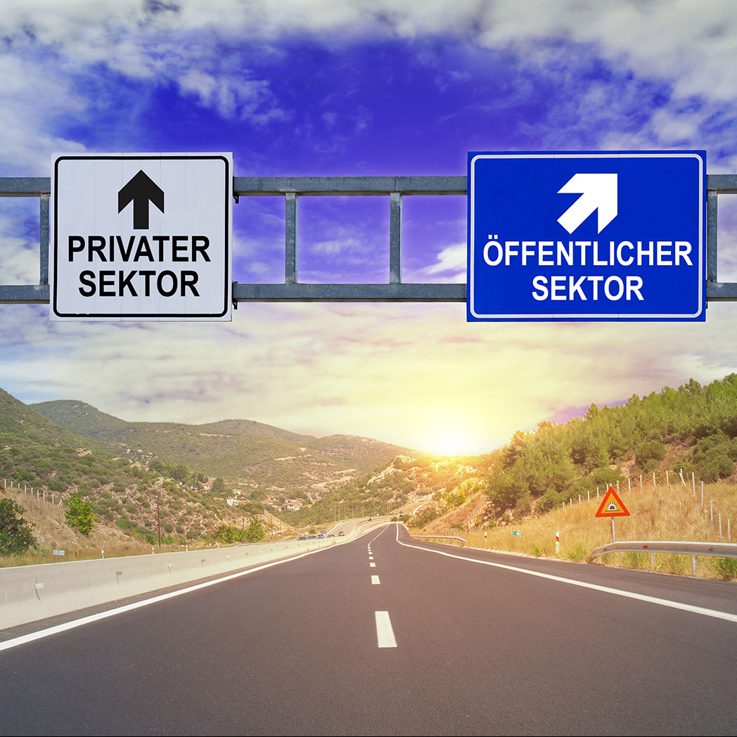 Das Bild zeigt Wegweiser für privater Sektor und öffentlicher Sektor. Wir arbeiten gerne für die Öffentliche Hand