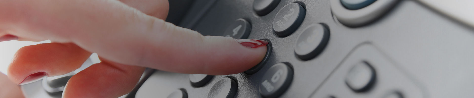 Der Telefondienst und Postdienst ist ein sehr sensibler Bereich. Hier sehen Sie eine Mitarbeiterin am Telefon