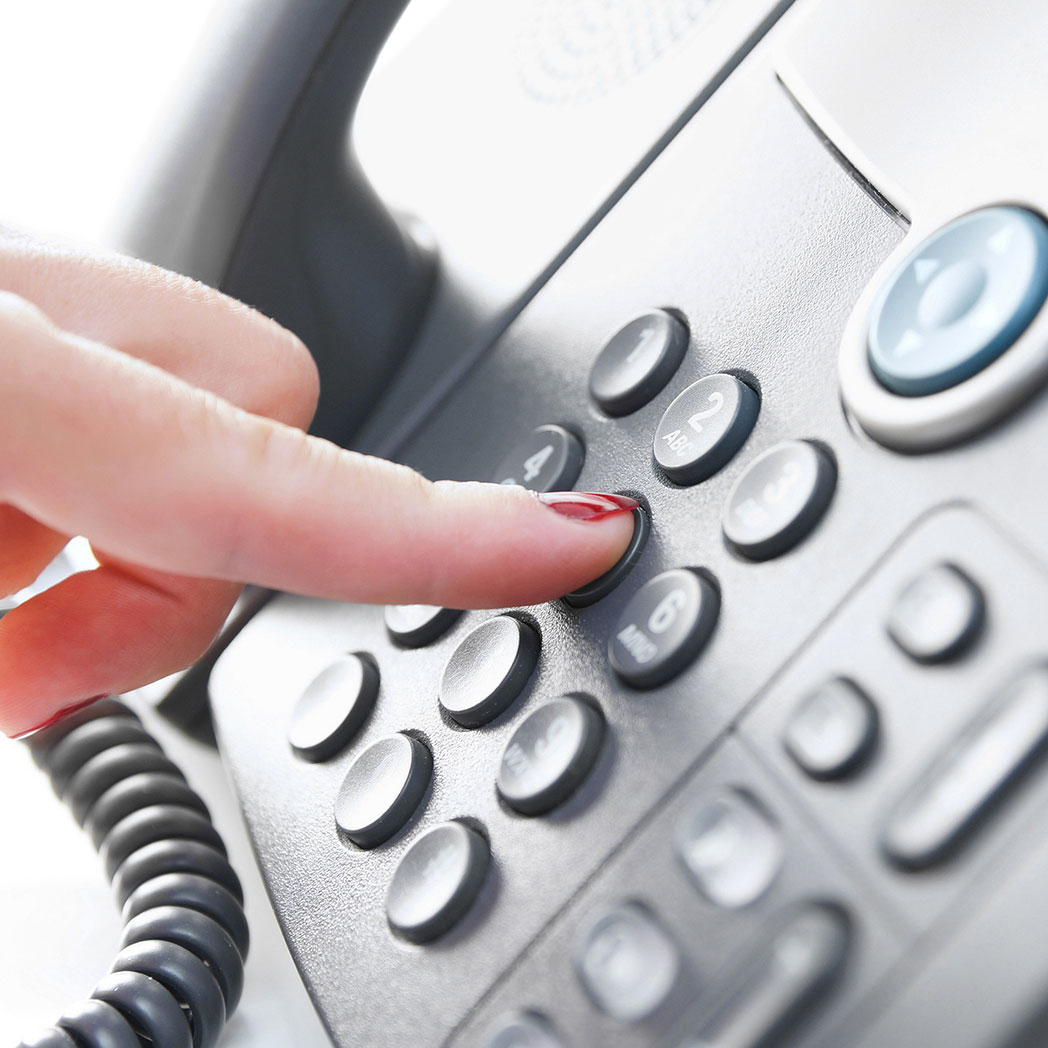 Telefondienst und Postdienst entlasten unsere Kunden. Hier sehen Sie eine Mitarbeiterin am Telefon