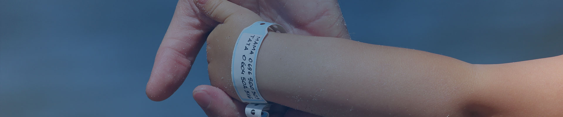 Die Kindersicherheit auf Veranstaltungen ist eine große Verantwortung. Hier sehen Sie unser Stray Kids-Armband