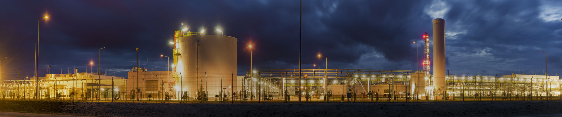 Eine Fabrik bei Nacht. Hier ist ein besonders aufmerksamer Werkschutz notwendig
