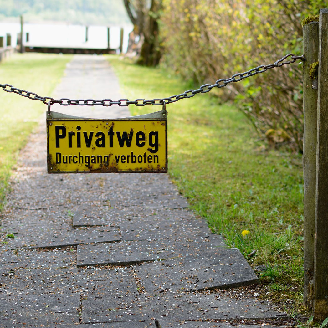 Dieses Schild: Privatweg, Durchgang verboten hält leider keine bösen Buben vom Betreten Ihres Grundstücks ab